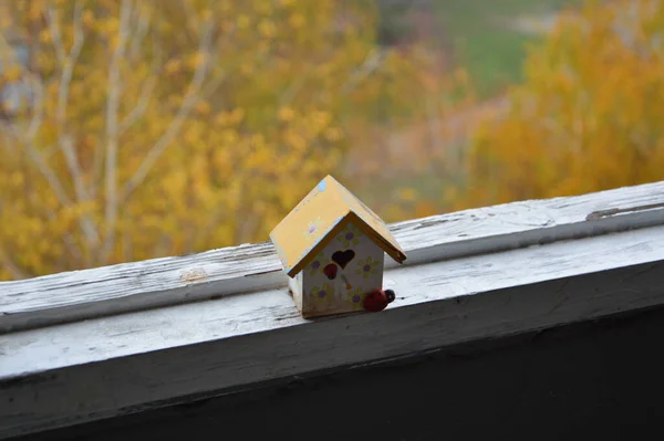 Une Petite Maison Dresse Sur Rebord Fenêtre Sur Fond Automne — Photo