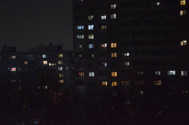 Şehrin gece çekimleri ve binaların yerleşimi