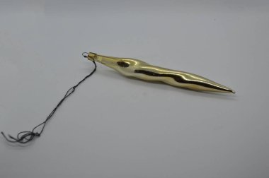 Beyaz arka planda yılbaşı ağacı süslemeleri