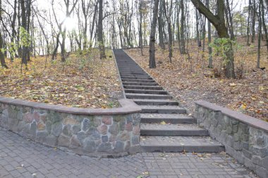 Bir sonbahar parkında yeşillik ve küçük mimari biçimler.