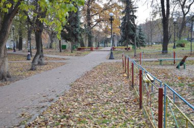 Bir sonbahar parkında yeşillik ve küçük mimari biçimler.