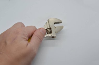 Beyaz arka planda tamir ve inşaat için el aletleri