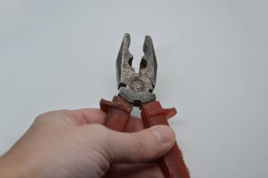 Beyaz arka planda tamir ve inşaat için el aletleri