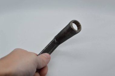 Beyaz arka planda tamir ve inşaat için el aletleri