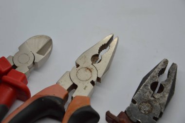 Beyaz arka planda tamir ve inşaat için el aletleri