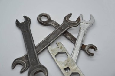 Beyaz arka planda tamir ve inşaat için el aletleri