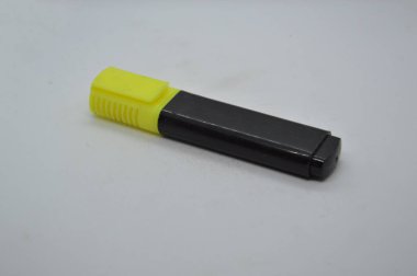 Beyaz arka plan üzerine boyama ve çizim için kırtasiye malzemesi