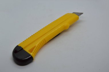 Beyaz arka plan üzerine boyama ve çizim için kırtasiye malzemesi