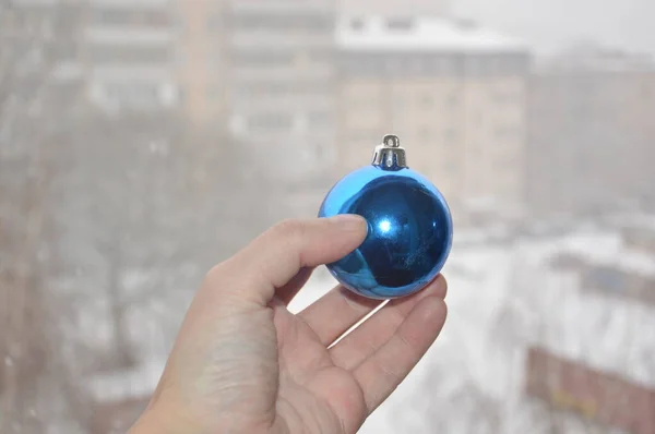 Hombre Sostiene Los Juguetes Del Árbol Navidad Mano Sobre Fondo — Foto de Stock