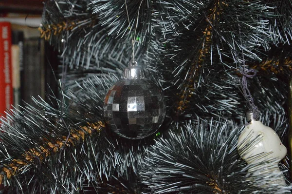 Χριστουγεννιάτικα Παιχνίδια Και Γιρλάντες Κρέμονται Στο Δέντρο Του Σπιτιού — Φωτογραφία Αρχείου