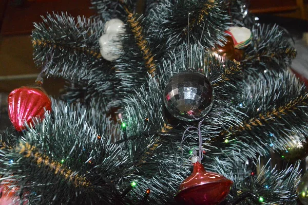 Χριστουγεννιάτικα Παιχνίδια Και Γιρλάντες Κρέμονται Στο Δέντρο Του Σπιτιού — Φωτογραφία Αρχείου