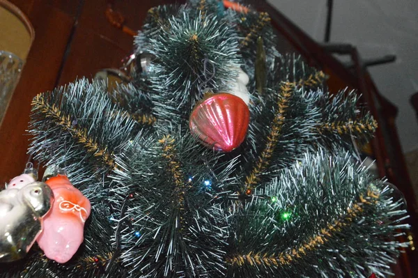圣诞树上挂着圣诞玩具和花环 — 图库照片