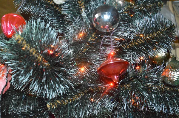 Świąteczne Zabawki Girlandy Wiszą Drzewie Domowym — Zdjęcie stockowe