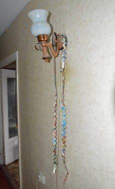 Noel çelenkleri bir odada asılı.