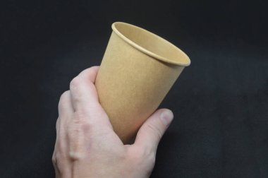 Arka planda kağıt bardak içmek.