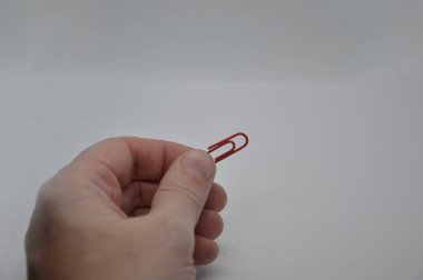 Beyaz arka planda küçük ofis malzemeleri