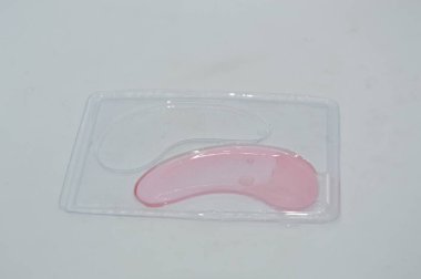 Kozmetolojide göz çevresindeki kırışıklıklara ve çürüklere karşı Hyaluronik yama kullanılır.