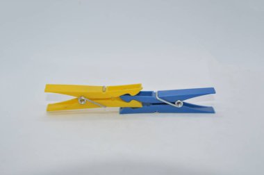 Çamaşırhanenin arka planını kurulamak için mandallar.