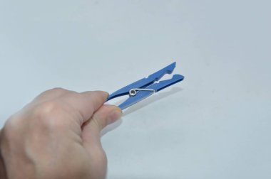 Çamaşırhanenin arka planını kurulamak için mandallar.