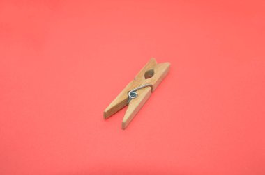 Çamaşırhanenin arka planını kurulamak için mandallar.