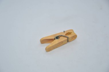 Çamaşırhanenin arka planını kurulamak için mandallar.