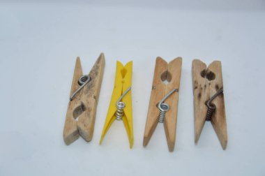 Çamaşırhanenin arka planını kurulamak için mandallar.