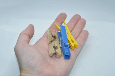 Çamaşırhanenin arka planını kurulamak için mandallar.