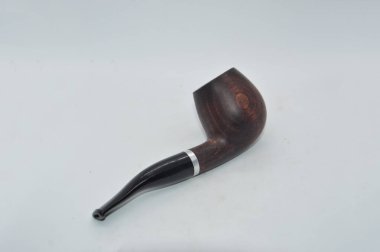 Tütün içmek için klasik pipo.