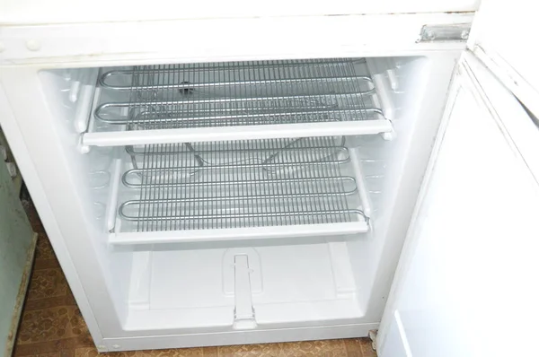 Refrigerator maintenance, repair and the defrosting