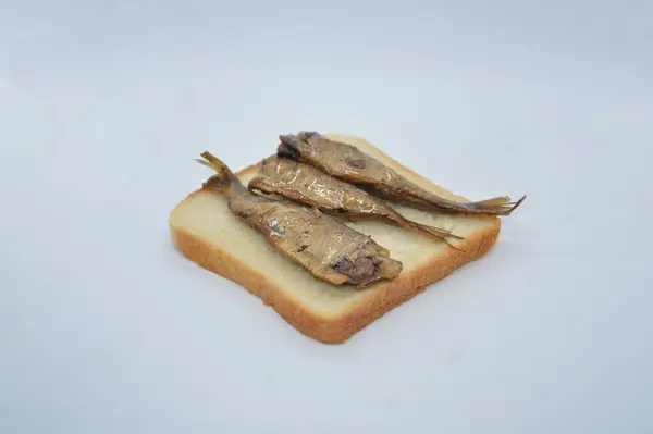 Sanduíche Pão Branco Com Espadilhas Peixe Branco Fundo — Fotografia de Stock