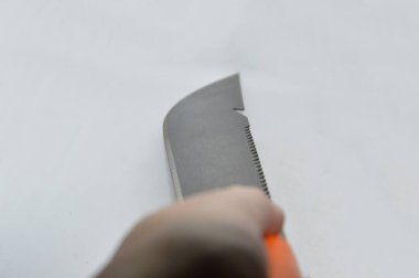 Bıçak sapı ve sapı beyaz arka planda.