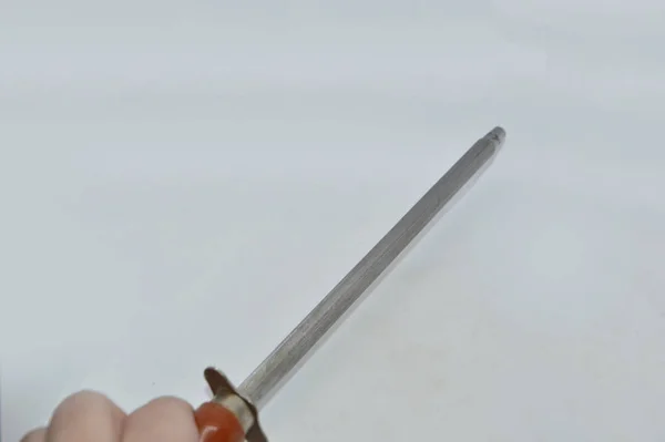 Messerklinge Und Griff Der Hand Auf Weißem Hintergrund — Stockfoto