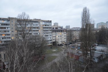 KIEV, UKRAINE - 24 HAZİRAN 2021: Şehirde akşam uykusu