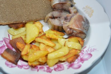 Kızarmış patates, soğuk füme balık ve ekmek.