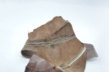 Giysilerden ve ayakkabılardan eski deri parçaları.