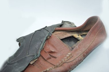 Giysilerden ve ayakkabılardan eski deri parçaları.