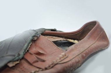 Giysilerden ve ayakkabılardan eski deri parçaları.