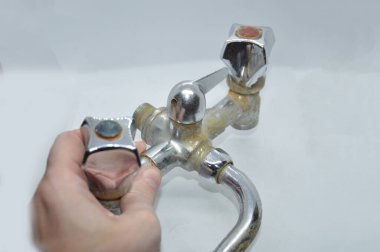 Mutfak ve banyo için eski tesisat.