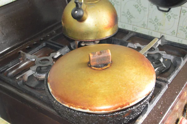 Old Frying Pan Covered Lid Stands Stove — Stock Photo, Image