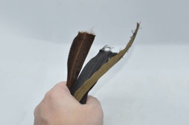 Eski fermuarlar beyaz arka plana giysi bağlamak için.