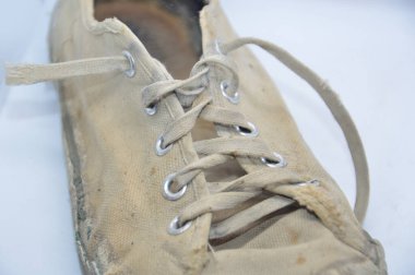 Arka planda eski ayakkabı bağcıkları