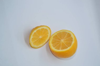 Çay için doğranmış sarı limon.