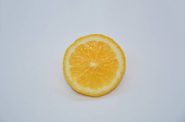 Çay için doğranmış sarı limon.
