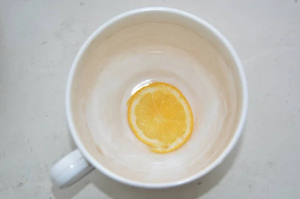 お茶のために黄色いレモンをみじん切り — ストック写真
