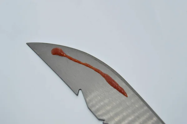 Das Messer Ist Mit Rotem Blut Bedeckt Wie Eine Kalte — Stockfoto