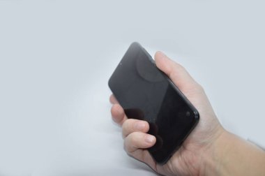 Beyaz arka planda bir erkeğin elindeki çeşitli nesneler