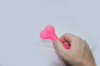 Beyaz arka planda bir erkeğin elindeki çeşitli nesneler