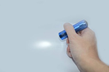 Beyaz arka planda bir erkeğin elindeki çeşitli nesneler