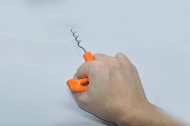 Beyaz arka planda bir erkeğin elindeki çeşitli nesneler