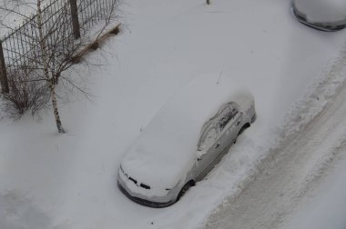 Kışın kar üstüne kar yağan arabalar.